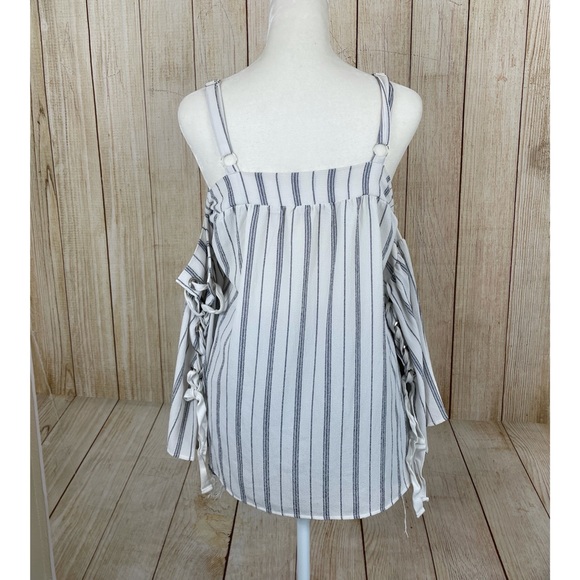 Buckle | GIMMICKS | Striped Cold Shoulder Top - Picture 4 of 9